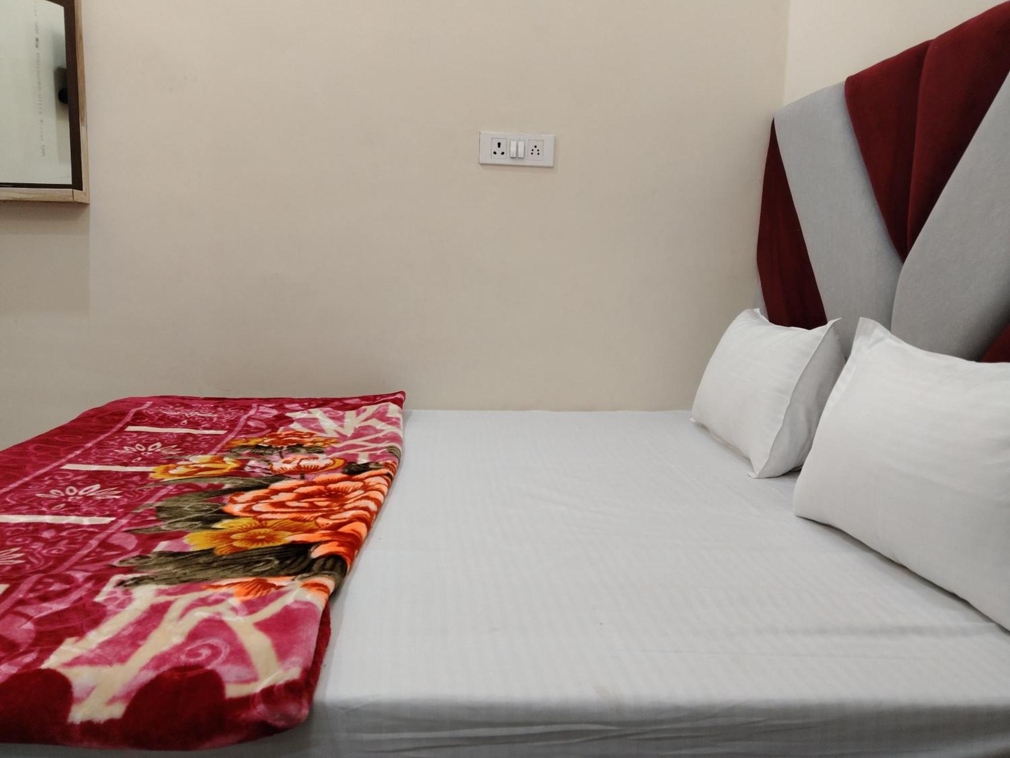 Rudraksha Hotel Варанаси Екстериор снимка