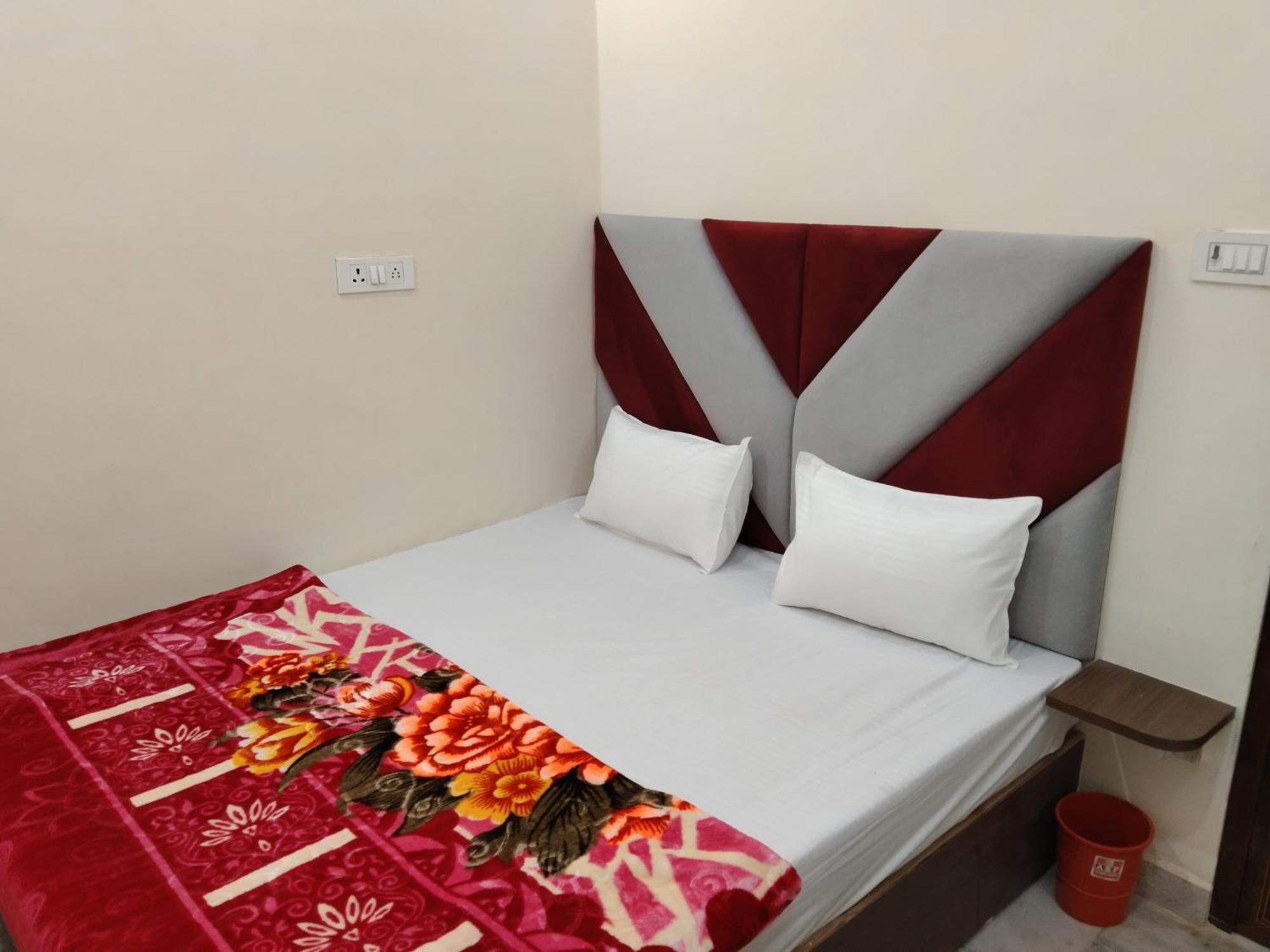 Rudraksha Hotel Варанаси Екстериор снимка