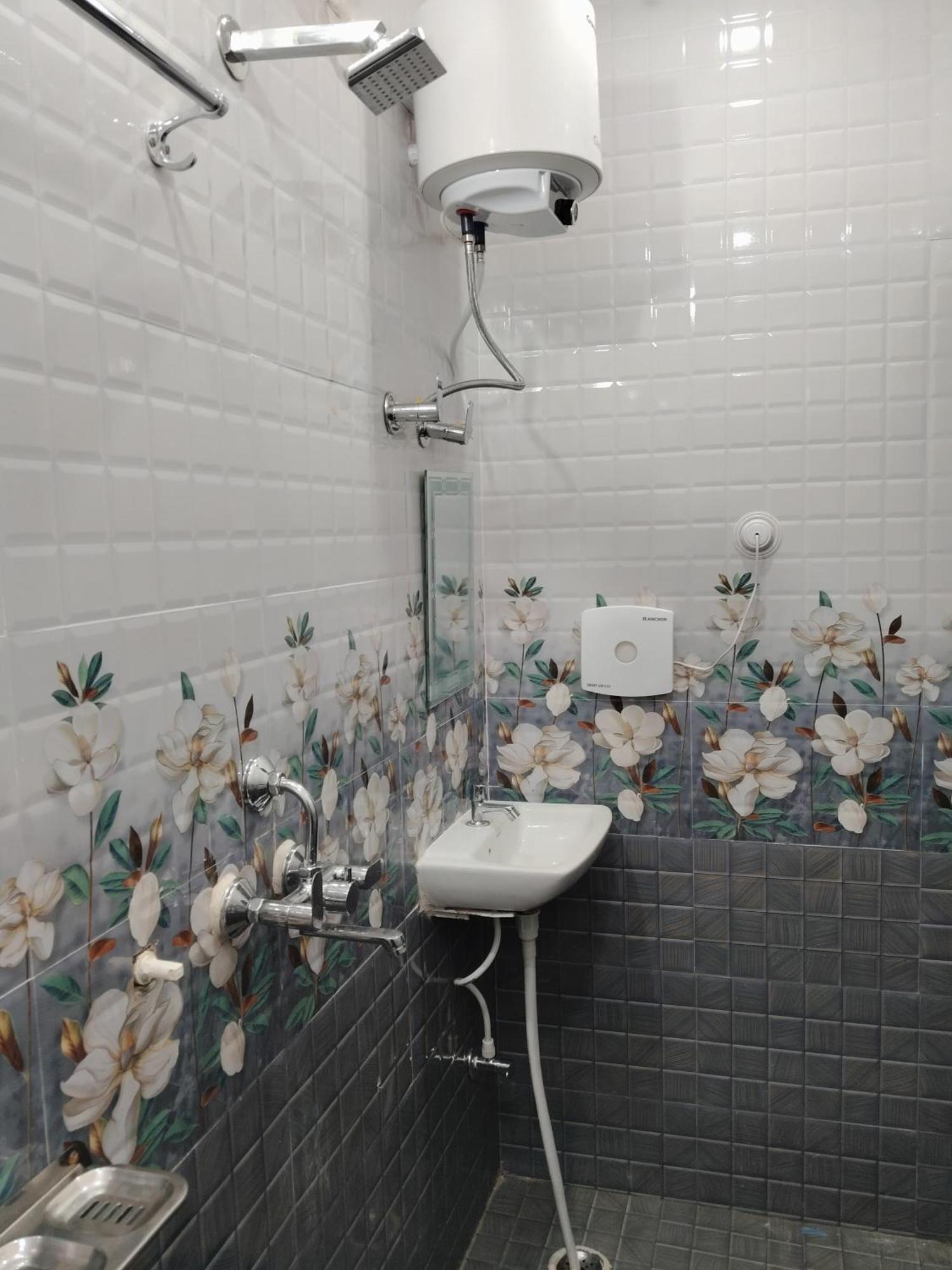 Rudraksha Hotel Варанаси Екстериор снимка