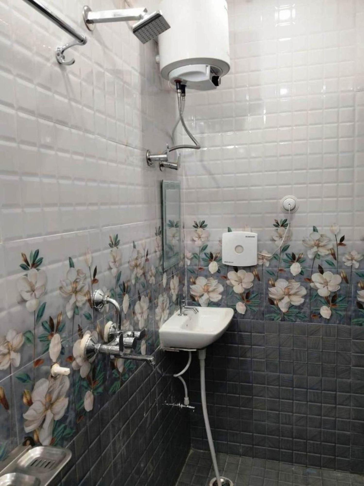 Rudraksha Hotel Варанаси Екстериор снимка